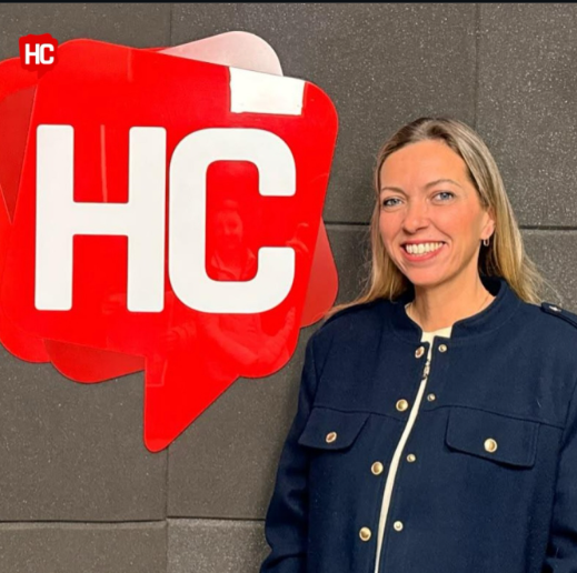 Leatrice Bez ao lado do símbolo do HC Notícias