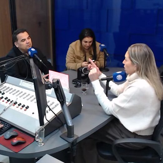 Leatrice Bez em entrevista sentada no estúdio com outras pessoas